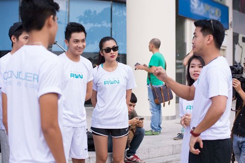 Hà Tăng rạng rỡ bên 8 hotboy - 5