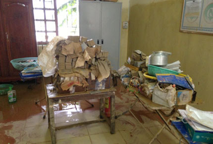 Sau lũ, cô trò ôm nhau khóc - 2