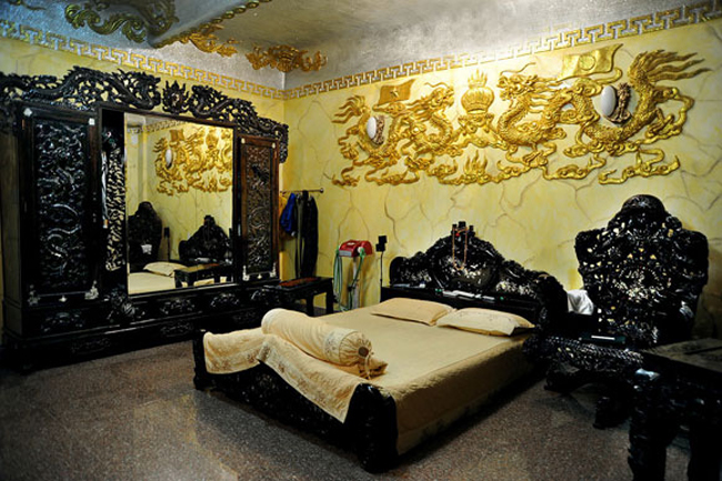 Phòng ngủ nhìn từ một góc nhìn khác giống như long sàng dành cho vua chúa Nguyễn ngày xưa
