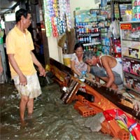 Tin tức trong ngày - Người TP.HCM "điên đảo" vì triều cường