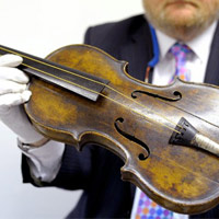 Phi thường - kỳ quặc - Cây đàn sót lại trên tàu Titanic giá ngất ngưởng