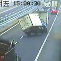 Tin tức trong ngày - Clip: Xe tải "làm xiếc" trên cầu vượt biển ở TQ