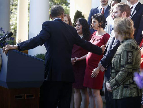 Clip: Obama ra tay đỡ bà bầu ngất xỉu - 2