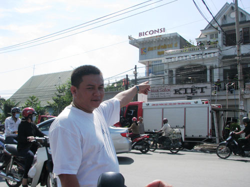 “Hiệp sĩ” giải cứu cụ bà trong căn nhà cháy - 1