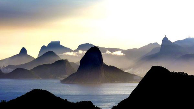 Từ thành phố Niterói thuộc bang Rio de Janeiro bạn sẽ thấy được hình ảnh trùng điệp của những ngọn đồi ẩn hiện sau những màn sương.
