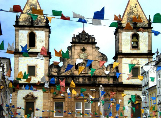 Lễ hội Festa Junina ở Salvador, Bahia, Brazil diễn ra vào tháng 6 để tạ ơn thánh Saint John đã cho mưa. Lễ hội này thường diễn ra ở các vùng nông thôn.
