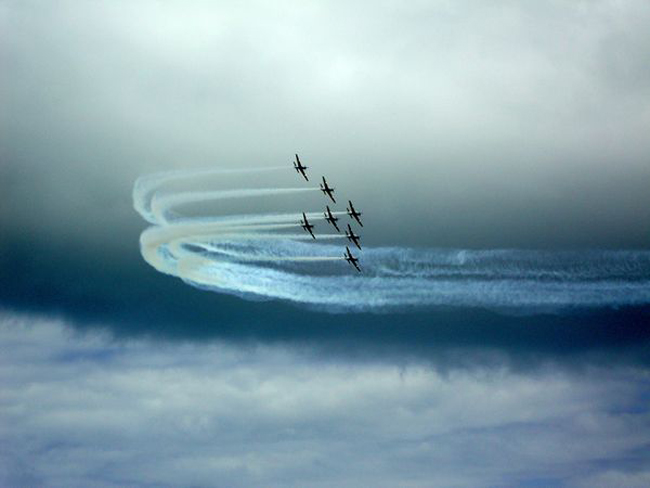 Phi đội trình diễn nhào lộn trên không Smoke Squadron thuộc không quân Brazil trình diễn trên bãi biển Boa Viagem.
