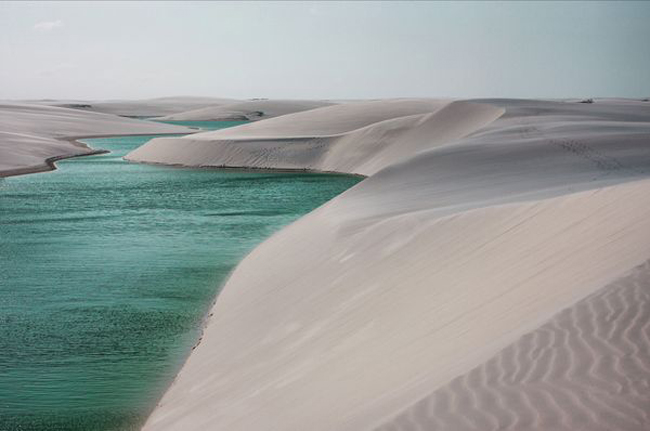 Vườn quốc gia Lençóis Maranhenses, nằm trong tiểu bang Maranhão ở phía đông bắc Brazil với bờ cát trắng phau ôm lấy dòng nước xanh ngọc bích.
