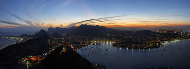 Toàn cảnh Rio de Janeiro từ núi Sugar Loaf lúc hoàng hôn.
