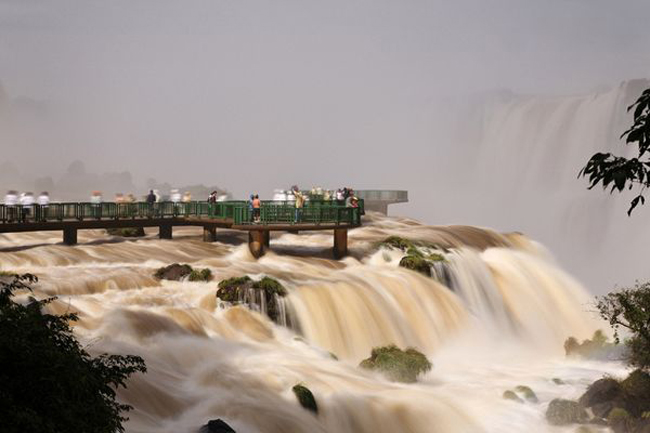 Thác nước Iguazu Falls giống như một tiên cảnh thuộc bang Praná (khu vực biên giới Brasil)
