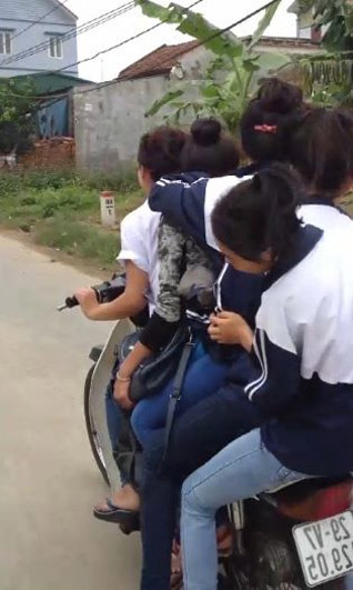 Clip: Nữ sinh kẹp 5, đánh võng trên đường - 2