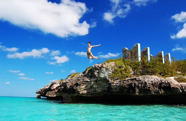 Cayo Coco là một hòn đảo nghỉ mát trên bờ biển Bắc của Cuba, được nối với đất liền bằng một đường đắp cao, kéo dài 27km. Bên cạnh đó là hình ảnh những rặng san hô hòa mình với dòng nước trong xanh, được công nhận là một trong những điểm du lịch lặn biển quốc tế hấp dẫn nhất thế giới.
