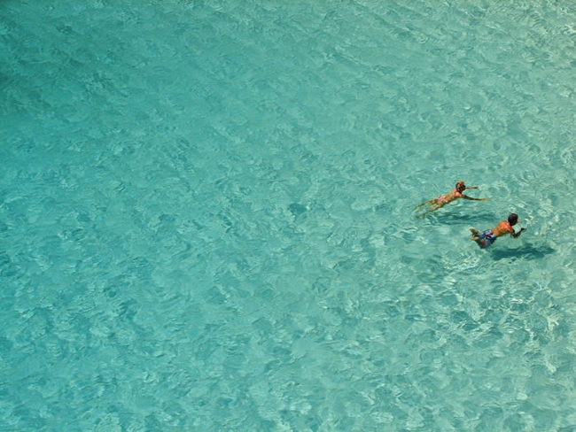 Nằm ở cuối phía Nam Địa Trung Hải thuộc quần đảo Mernorca, bãi biển Cala Macarelleta có lẽ là một trong những bãi biển náo nhiệt nhất tại Tây Ban Nha, đây cũng là địa điểm lý tưởng cho những du khách muốn đi bơi một mình.
