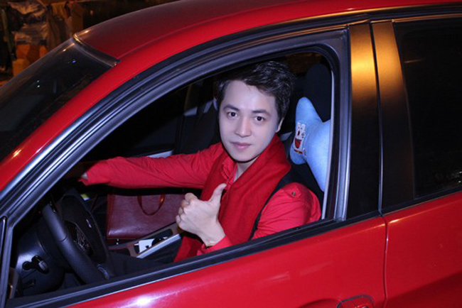 Trước khi sắm Mercedes, Đăng Khôi từng sử hữu chiếc xe màu đỏ này.


