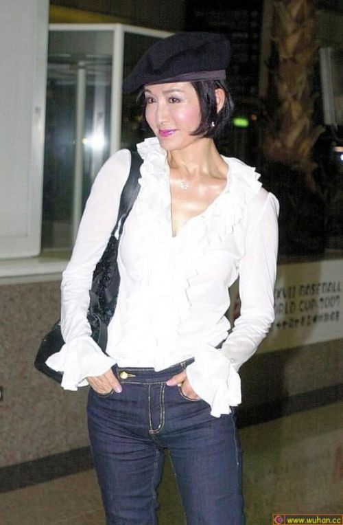 Choáng vì độ ăn chơi của sao già Hoa ngữ - 10