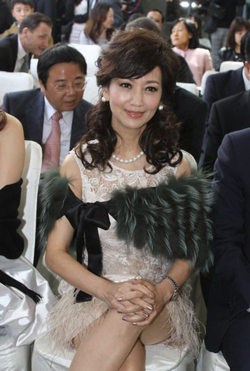 Choáng vì độ ăn chơi của sao già Hoa ngữ - 13