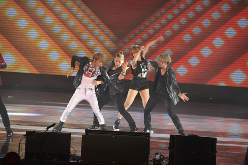 JYJ làm nức lòng fan - 15