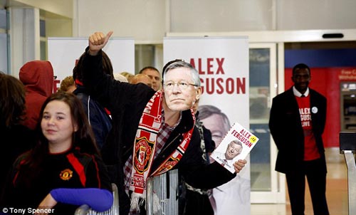 NHM xếp hàng mua tự truyện Sir Alex - 3