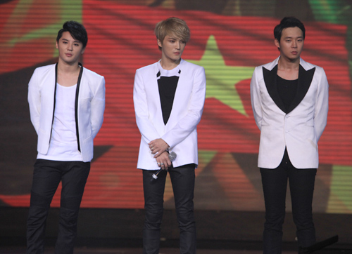 JYJ làm nức lòng fan - 2