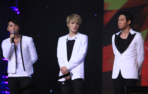 JYJ làm nức lòng fan - 3