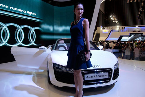 Tăng Thanh Hà cầm lái siêu xe Audi R8 V10 mui trần - 2