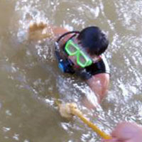 Tin tức trong ngày - Vụ BS vứt xác bệnh nhân: Lặn tìm dưới chân cầu