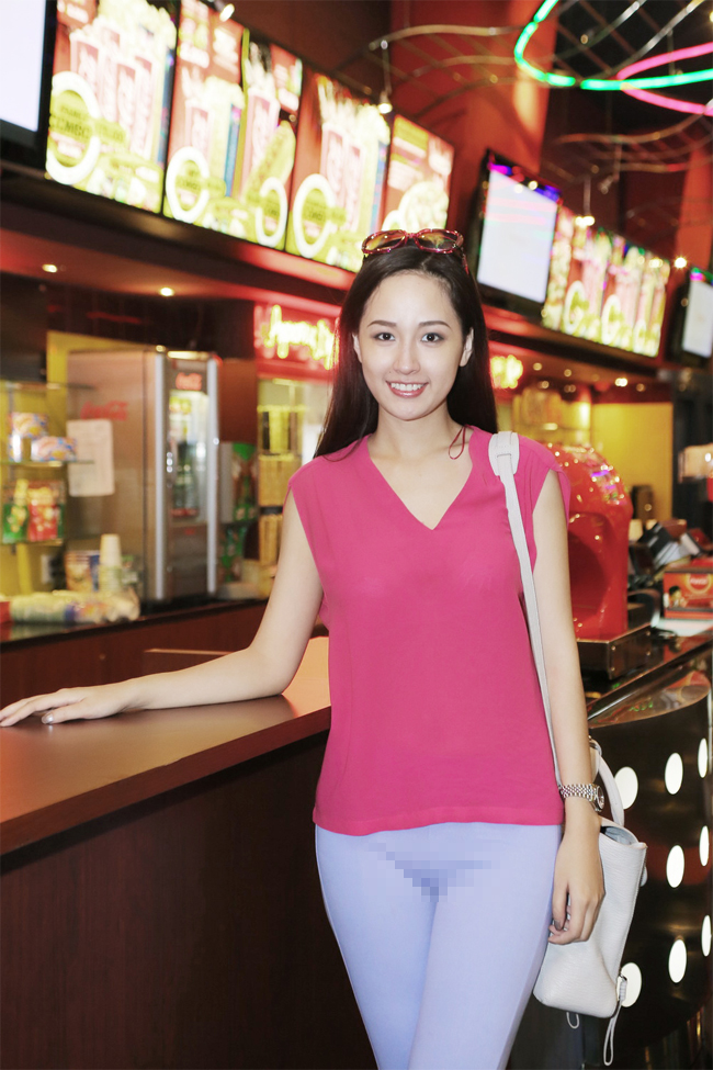 Như mặc áo ngắn với quần tregging ôm. Sự cố ăn mặc này khiến nhiều người hâm mộ Hoa hậu Việt Nam Mai Phương Thúy phải "choáng váng".
