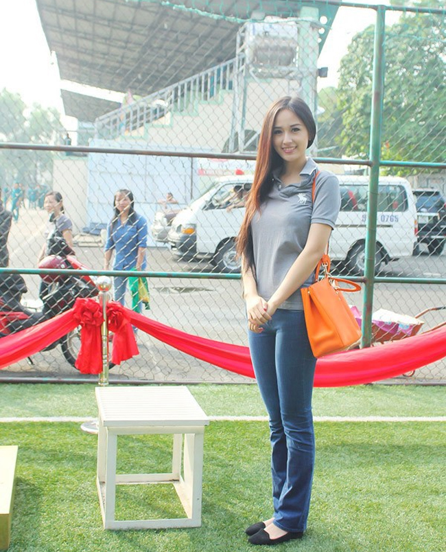 Mai Phương Thúy bình dị với áo thun quần jean.&nbsp;
