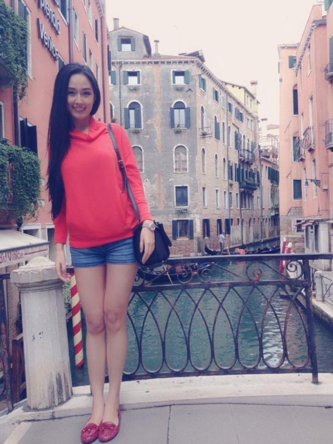 Cách chọn trang phục đời thường của cô không tôn được vóc dáng hoàn hảo.
