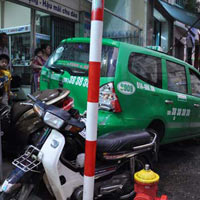 Tin tức trong ngày - Chỉ vì kẹt xe, taxi náo loạn đường phố