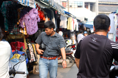 Vì sao quần áo "sida" luôn đắt khách? - 9