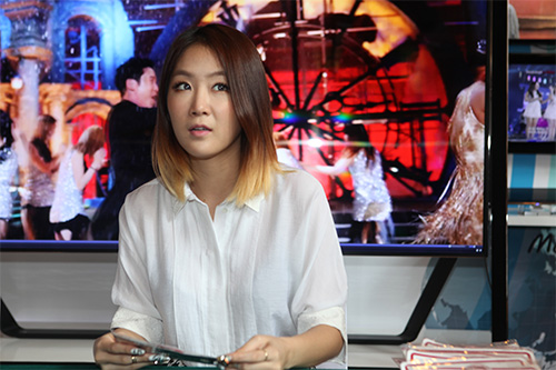 Sistar vui vẻ ký tặng fan Việt - 6