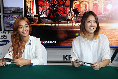 Sistar vui vẻ ký tặng fan Việt - 7