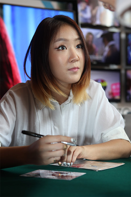 Sistar vui vẻ ký tặng fan Việt - 8