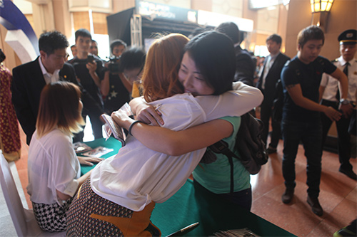 Sistar vui vẻ ký tặng fan Việt - 13