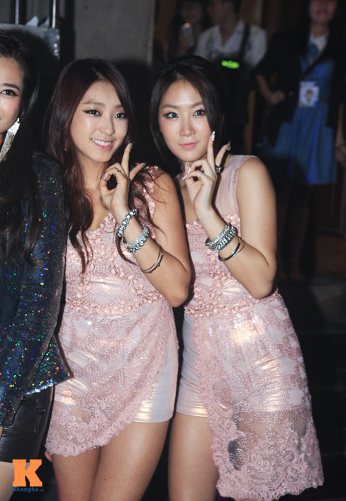 Độc quyền: Sistar thân thiện sau hậu trường - 12