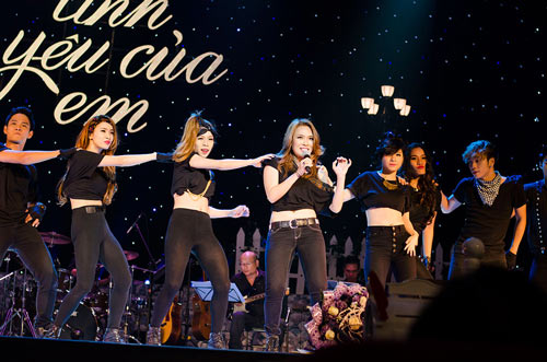 Mỹ Tâm xin kéo cao áo để múa bụng - 9