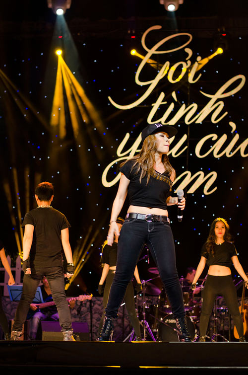 Mỹ Tâm xin kéo cao áo để múa bụng - 10