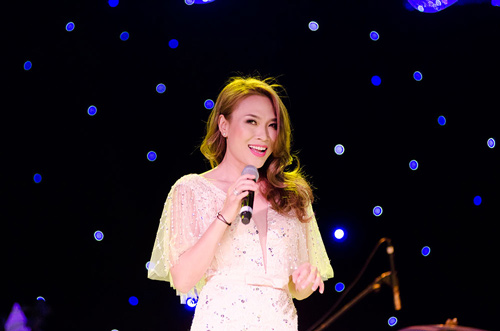 Mỹ Tâm xin kéo cao áo để múa bụng - 4