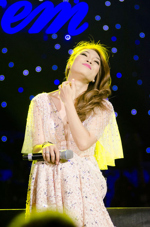 Mỹ Tâm xin kéo cao áo để múa bụng - 11