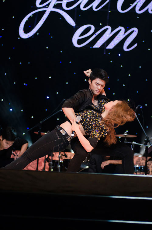 Mỹ Tâm xin kéo cao áo để múa bụng - 2