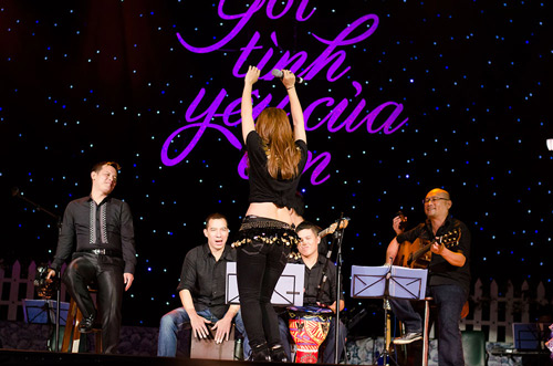 Mỹ Tâm xin kéo cao áo để múa bụng - 4