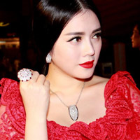 Hậu trường phim - Lý Nhã Kỳ nổi bật với trang sức bạc tỷ