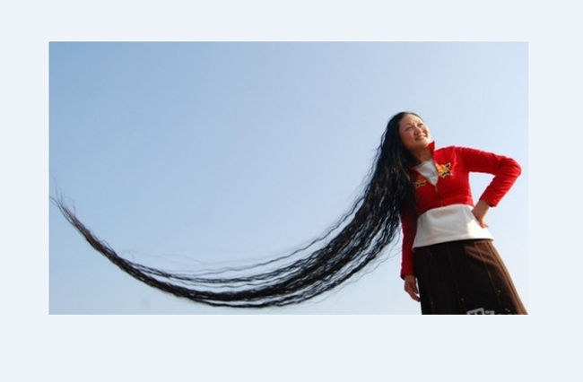 Cô Xie Qiuping rất thích chụp ảnh để khoe mái tóc dài của mình
