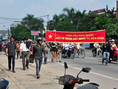 Dân vây UBND huyện phản đối khai thác cát - 2