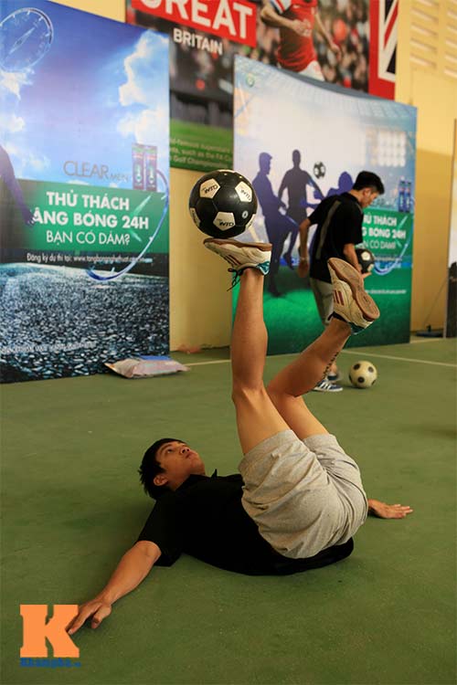 Nam The Man truyền bí kíp tâng bóng - 3