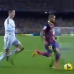 Bóng đá - Video: Alves &quot;múa rìu&quot; qua mắt Ronaldo