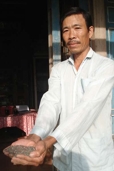 Phân bón giả hoành hành do cán bộ móc ngoặc - 2