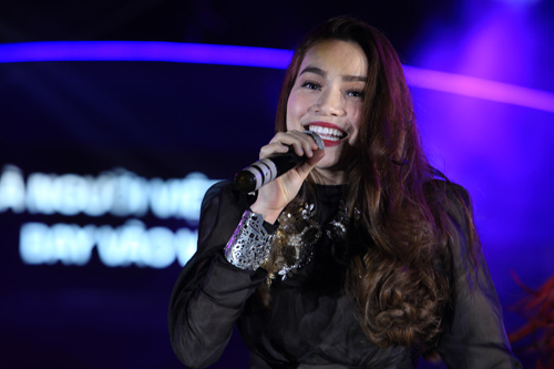 Hà Hồ "đốt cháy" khán giả - 4