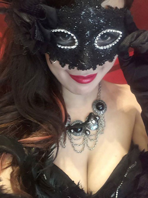 Hot girl tung ảnh ma quái chào Halloween - 12
